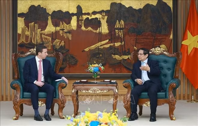 Le Premier ministre Pham Minh Chinh (droite) reçoit Jeffrey Perlman, directeur général du fonds Warburg Pincus. Photo : VNA.