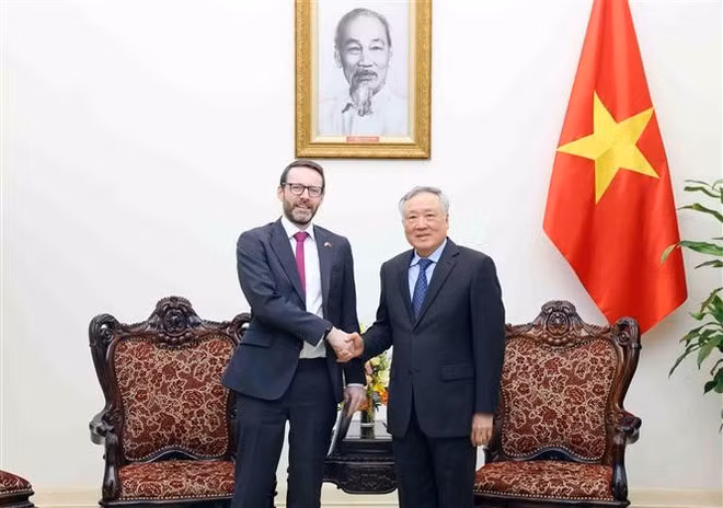 Le vice-Premier ministre permanent Nguyên Hoa Binh et l'ambassadeur du Royaume-Uni au Vietnam Iain Frew. Photo: VNA Le vice-Premier ministre permanent Nguyên Hoa Binh et l'ambassadeur du Royaume-Uni au Vietnam Iain Frew. Photo: VNA