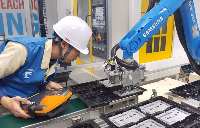 Un ouvrier travaillant dans une usine Samsung. Photo : VNA.