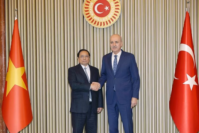 Le PM vietnamien, Pham Minh Chinh (à gauche) et le Président de la Grande Assemblée nationale de Turquie, Numan Kurtulmus, le 29 novembre à Ankara. Photo : VNA.