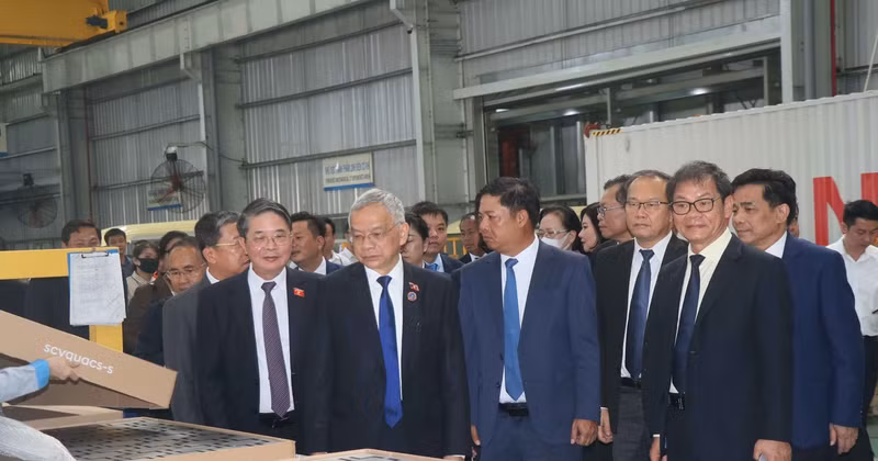 Le vice-président de l’Assemblée nationale du Vietnam Nguyên Duc Hai et son homologue lao Sommad Pholsena visitant l’usine de composants automobiles de THACO. Photo : VNA