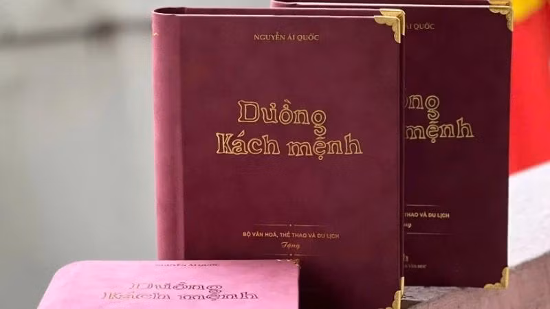 Édition spéciale du livre « La voie révolutionnaire » du Président Hô Chi Minh.