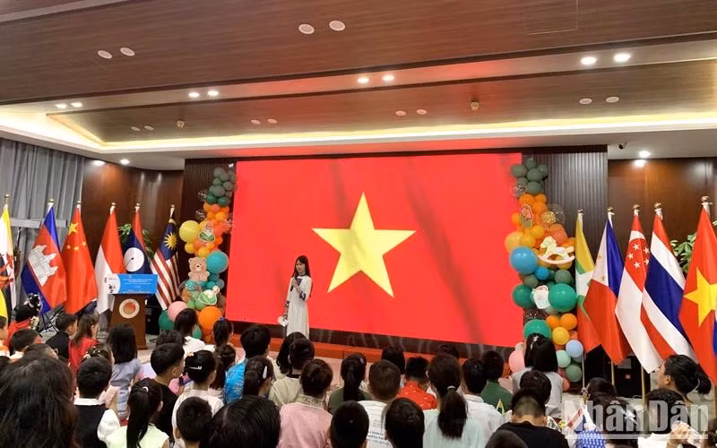 Luu Phuong Linh, représentant des enfants vietnamiens, présente la culture et le peuple vietnamiens aux amis internationaux. Photo: NDEL.