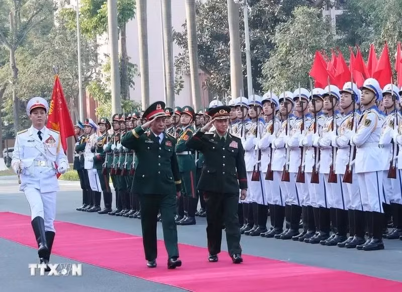 Le ministre vietnamien de la Défense, le général Phan Van Giang, et son homologue lao, le général de corps d’armée Khamliang Outhakaysone, le 18 décembre à Hanoi. Photo : VNA.