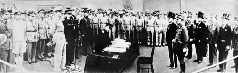 Le 2 septembre 1945, à bord du cuirassé américain USS Missouri, le ministre japonais des Affaires étrangères, Mamoru Shigemitsu, signe l’acte de capitulation sans condition devant l’Union soviétique et les Alliés, mettant officiellement fin à la Seconde Guerre mondiale. Photo d'archives.
