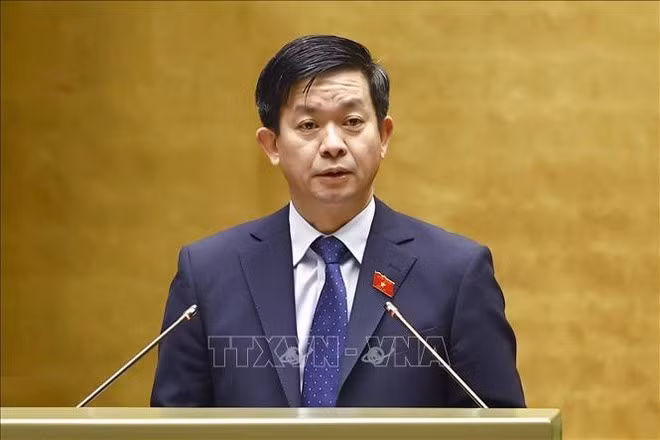 Le secrétaire général de l'Assemblée nationale et président du Bureau de l'Assemblée nationale, Le Quang Tung, présente un rapport sur le projet de la résolution. Photo : VNA.