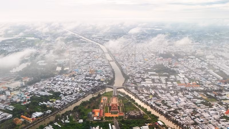 Le monastère Truc Lam Zen et le centre de la ville de Soc Trang tôt le matin du 1er décembre, alors que le brouillard se dissolvait lentement. Photo : VnExpress.