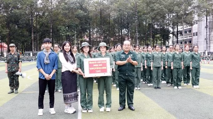 Les étudiants laotiens et cambodgiens ont l'occasion d'échanger avec les officiers et étudiants de l’École militaire de la 7e région militaire. Photo: SGGP.
