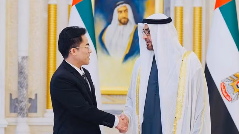 L’ambassadeur vietnamien aux Émirats arabes unis, Nguyen Thanh Diep (à gauche), et le Président émirati Mohammed ben Zayed Al Nahyan, le 12 juin au Palais présidentiel. Photo: Ambassade du Vietnam aux Émirats arabes unis. 