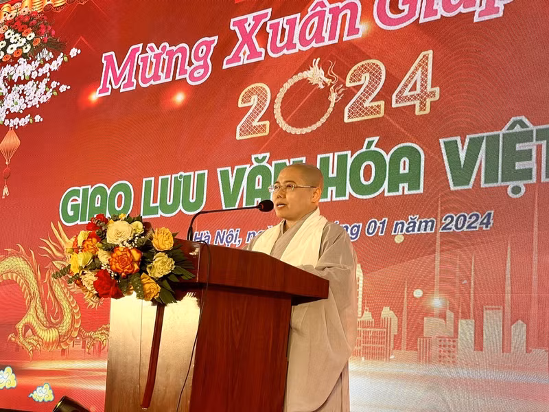 La bonzesse Thich Nu Gioi Tanh, présidente de l’Association bouddhiste du Vietnam en République de Corée et également représentante en chef du Centre culturel bouddhiste du Vietnam en République de Corée, prend la parole lors de l'ouverture du programme. Photo : thoidai.vn