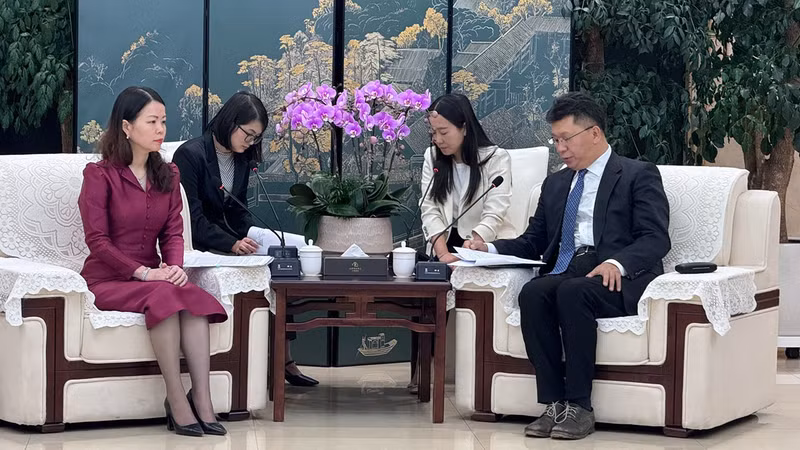 La vice-ministre vietnamienne des Affaires étrangères, Nguyên Minh Hang (à gauche), et le vice-gouverneur du Yunnan, Wang Hao. Photo: baoquocte.vn La vice-ministre vietnamienne des Affaires étrangères, Nguyên Minh Hang (à gauche), et le vice-gouverneur du Yunnan, Wang Hao. Photo: baoquocte.vn