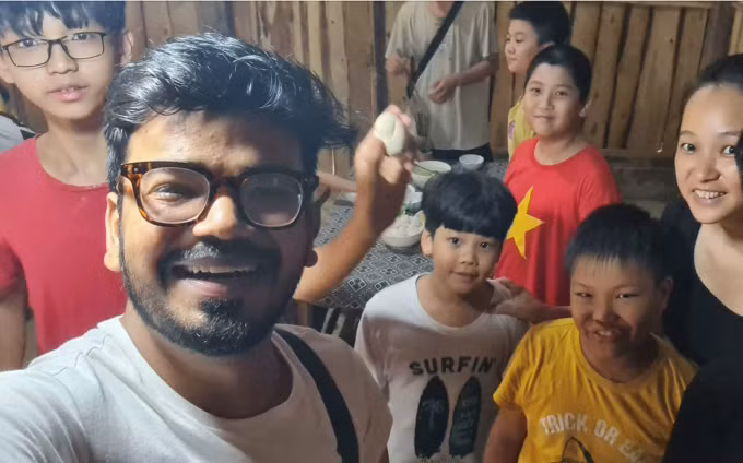 Sam Mittal prend une photo avec des enfants à Sa Pa (Nord) lors de sa visite en juin 2023. Photo : Sam Mittal 