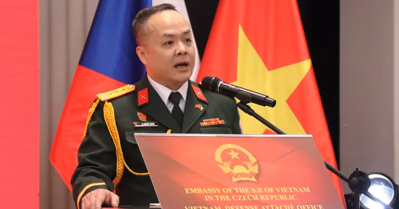 L’attaché de défense du Vietnam en République tchèque, Ta Quang Thanh s'exprime lors de la célébration. Photo : VNA.