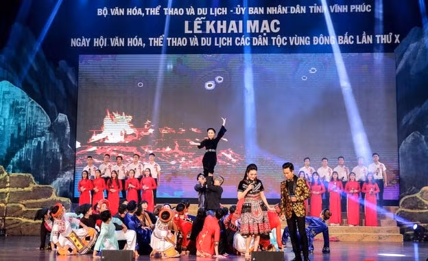 Dans le cadre du festival, auront lieu un large éventail d’activités culturelles, sportives et touristiques : des spectacles artistiques, des performances culturelles, des programmes de promotion touristique, un espace d’exposition pour présenter la gastronomie de la région Nord-Est, ou encore une foire commerciale mettant en vedette les produits culturels et touristiques locaux, etc. Photo: toquoc.vn Dans le cadre du festival, auront lieu un large éventail d’activités culturelles, sportives et touristiques : des spectacles artistiques, des performances culturelles, des programmes de promotion touristique, un espace d’exposition pour présenter la gastronomie de la région Nord-Est, ou encore une foire commerciale mettant en vedette les produits culturels et touristiques locaux, etc. Photo: toquoc.vn