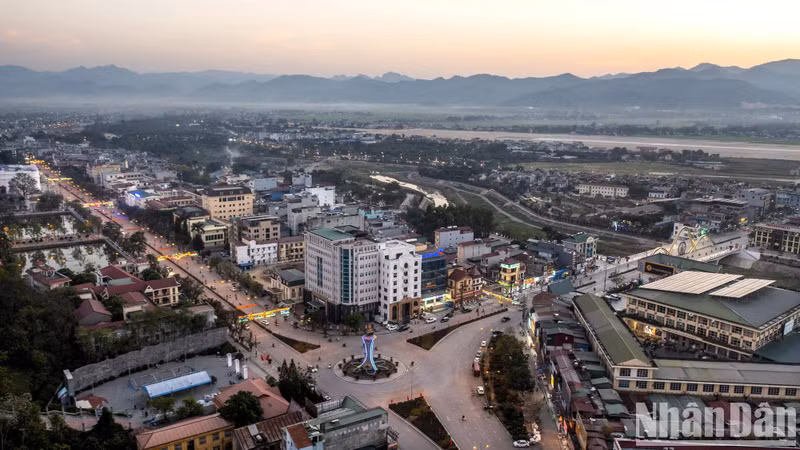 Diên Biên Phu est la capitale de la province de Diên Biên, au nord-ouest du Vietnam. La ville est située dans la vallée de Muong Thanh d’environ 20 km de longueur et de 6 km de largueur. C’est pourquoi cette ville est également connue sous le nom « bassin de Diên Biên ». Vu d’en haut, ce bassin a désormais pris une nouvelle physionomie, avec beaucoup de bâtiments modernes et de zones urbaines animées.