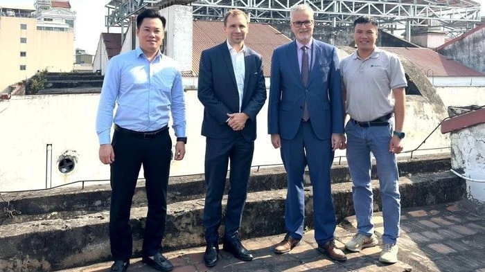 Le 21 décembre, l’ambassadeur d’Allemagne au Vietnam, Guido Hildner, a visité le marché de Dong Xuan. Photo: Ambassade d’Allemagne au Vietnam