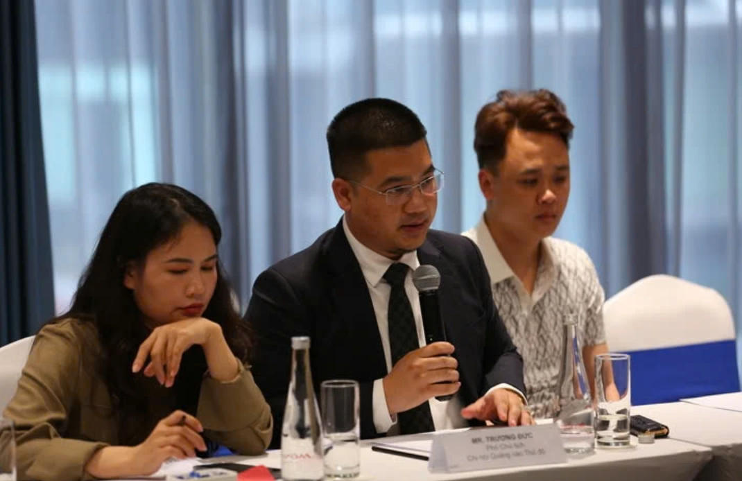 Truong Duc, vice-président de l'Association de la Publicité de Hanoi, prend la parole. Photo: TL