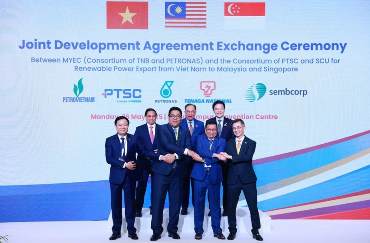 Cérémonie d’échange d’un accord de coopération tripartite Vietnam-Malaisie-Singapour portant sur l’exportation d’électricité issue d'énergies renouvelables. Photo: VNA