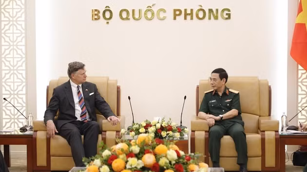 Le général d’armée Phan Van Giang (droite), vice-Premier ministre et ministre de la Défense, reçoit le vice-secrétaire d’État américain Christopher Landau. Photo : qdnd.vn