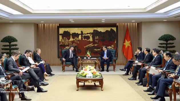Lors de la rencontre entre le vice-Premier ministre permanent Pham Gia Tuc et le secrétaire d’État adjoint américain Christopher Landau. Photo : VNA. 