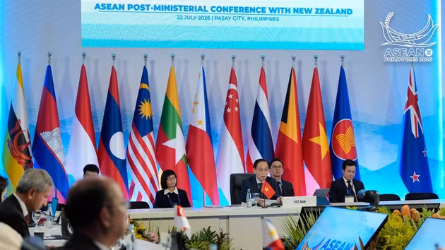 Le ministre vietnamien des Affaires étrangères, Lê Hoài Trung (centre) coprésidant la Conférence post-ministérielle ASEAN - Nouvelle-Zélande. Photo : Ministère vietnamien des Affaires étrangères.