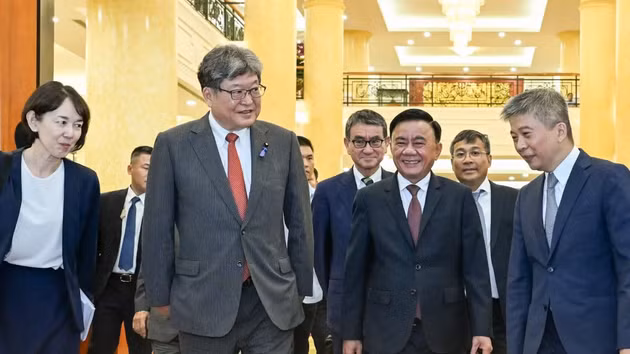 Tran Cam Tu, permanent du Secrétariat du Parti, et Hagiuda Koichi, secrétaire général par intérim du Parti libéral-démocrate du Japon (LDP). (Photo : Duy Linh)