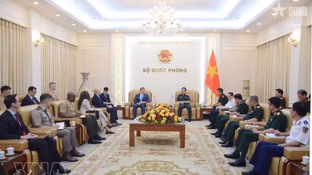 Rencontre entre le vice-Premier ministre et ministre vietnamien de la Défense, Phan Van Giang, et le sous-secrétaire à la Marine des États-Unis, Hung Cao. Photo : VNA.