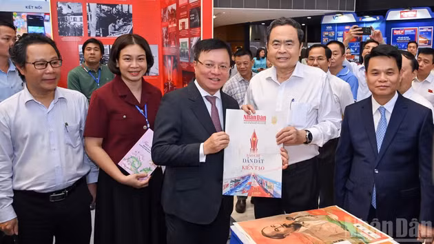 Le rédacteur en chef du journal Nhân Dân, Le Quoc Minh, offre au président de l’Assemblée nationale, Tran Thanh Man, une publication spéciale marquant le 101e anniversaire de la Journée de la presse révolutionnaire vietnamienne. Photo: nhandan.vn