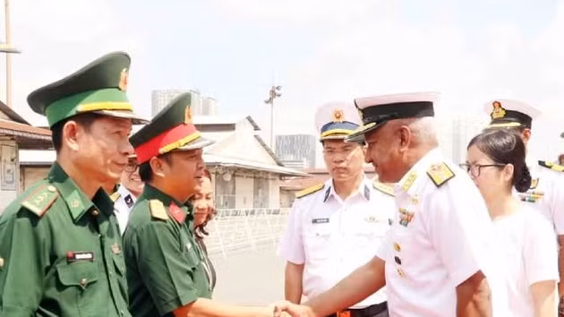 La flottille de la marine indienne, composée des frégates INS Udaygiri et INS Taragiri, a accosté à Hô Chi Minh-Ville pour une visite d’amitié de trois jours. Photo : VNA.