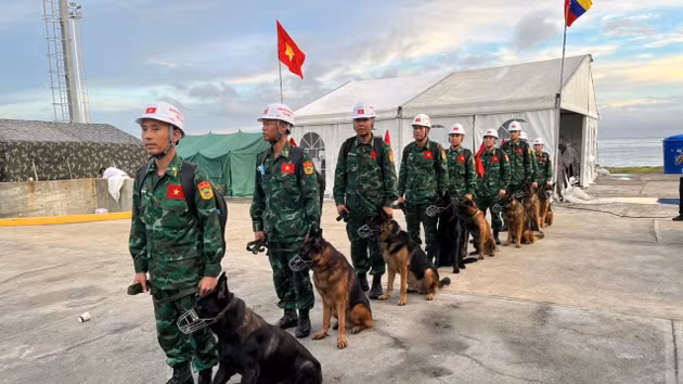 Les forces de l'armée et de la police vietnamiennes ont retrouvé et extrait avec succès 13 corps des décombres au Venezuela. Photo: vnexpress.net