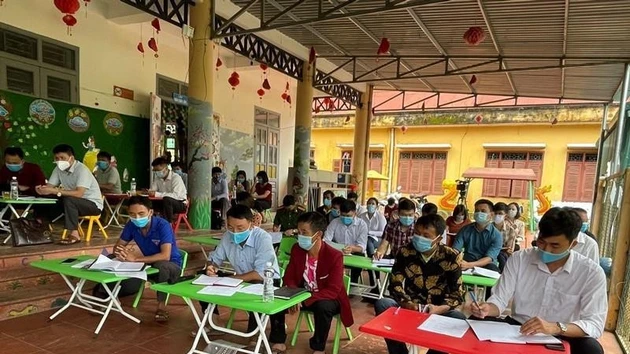 Des membres du Parti participent à une réunion de cellule modèle au hameau de Huoi Hau. Photo : nhandan.vn