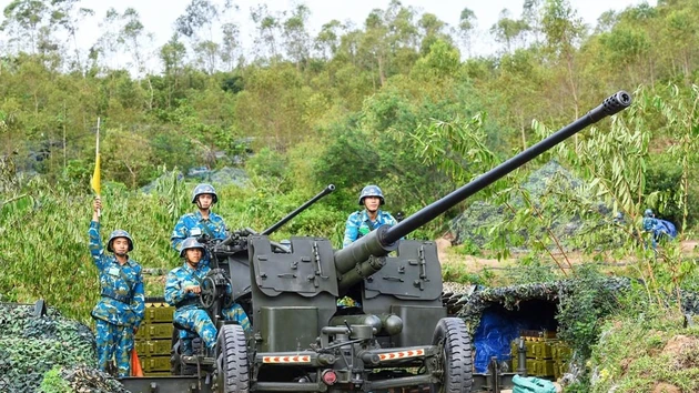 Des soldats du Commandement de la capitale Hanoï s’entraînent à la protection de l’espace aérien de la capitale. Photo: hanoimoi.vn
