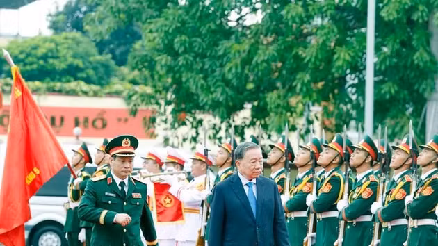 Le Secrétaire général du Parti et Président de la République, secrétaire de la Commission militaire centrale, Tô Lâm, assiste à la cérémonie de remise du titre de « Héros des Forces armées populaires » à la Région militaire 5. Photo : VNA.