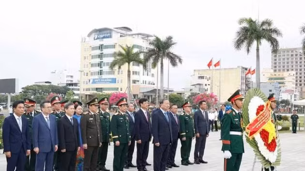 Le secrétaire général du Parti et président de la République, To Lam, également secrétaire de la Commission militaire centrale, accompagné d'une délégation de haut rang, a déposé des fleurs et de l'encens au Mémorial de la ville de Da Nang le 25 avril. Photo : VNA.