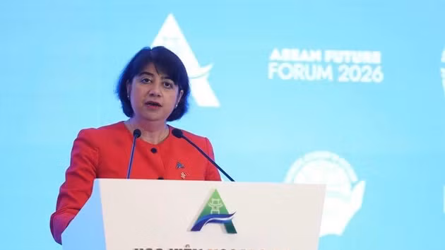 La secrétaire d’État britannique chargée de l’Indo-Pacifique, Seema Malhotra, intervient lors d’une session consacrée à la sécurité énergétique dans le cadre du Forum sur l’avenir de l’ASEAN. Photo : baoquocte.vn