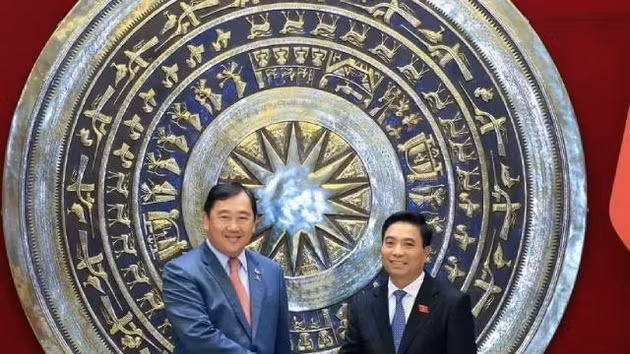 Le vice-président de l'Assemblée nationale, Nguyen Doan Anh, reçoit le président de la Commission des Relationx extérieures, de la Coopération internationale, de l'Information de l'Assemblée nationale cambodgienne. Photo : VNA.