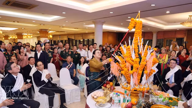 Des délégués participent à la célébration du Nouvel An traditionnel lao Bunpimay au Vietnam. Photo : VNA