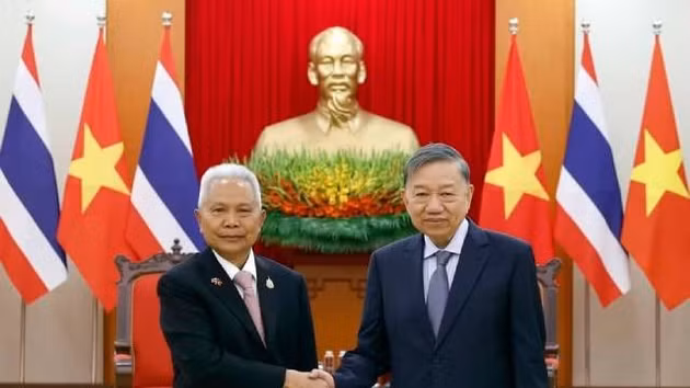 Le secrétaire général du Parti et président de la République, To Lam (à droite) serre la main du président de l’Assemblée nationale et président de la Chambre des représentants de Thaïlande, Sophon Zaram, à Hanoi, le 7 août. Photo : VNA 