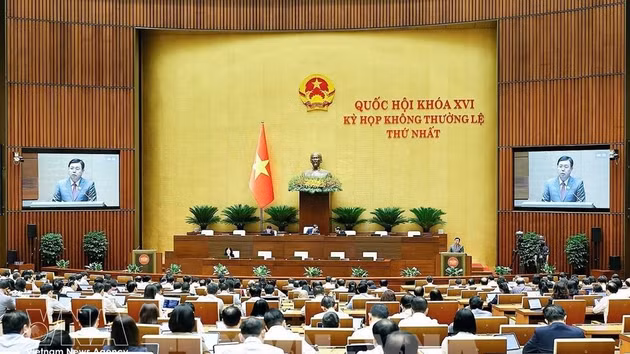 Poursuivant les travaux de sa première session extraordinaire, l'Assemblée nationale (AN) de la 16e législature entendront dans la matinée du 7 août, la présentation de propositions et de rapports d'examen concernant trois projets de loi, avant de procéder à des discussions en groupes. Photo : VNA.