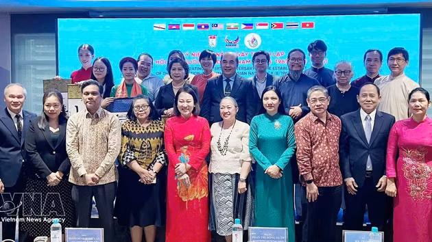 Des dirigeants de l'Union des organisations d'amitié de Hô-Chi-Minh-Ville, des consuls généraux et des représentants des consulats généraux des pays de l'ASEAN à Hô Chi Minh-Ville, lors de l'événement. Photo : VNA 