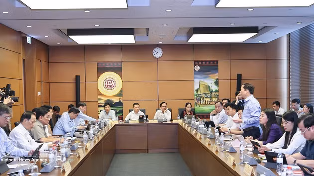 Les députés des provinces de Lang Son, Dien Bien et Vinh Long lors des discussions en groupes. Photo : VNA.