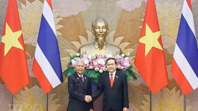 Le président de l'Assemblée nationale Tran Thanh Man (droite) et le président de l'Assemblée nationale et de la Chambre des représentants du Royaume de Thaïlande, Sophon Zaram. Photo : VNA