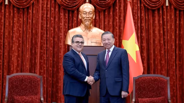 Le secrétaire général du Parti et président vietnamien, To Lam, et l’ambassadeur de l’État de Palestine, Saadi Salama, lors de l’entretien. (Photo : nhandan.vn)