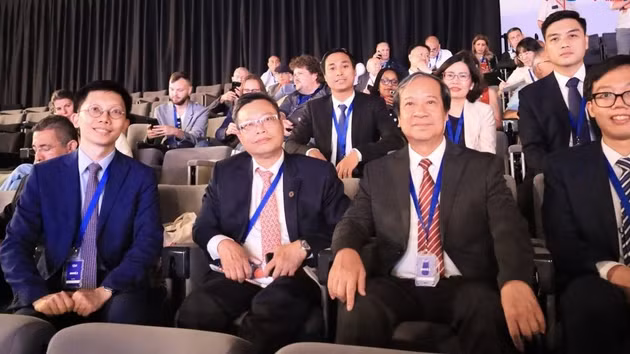 La délégation du Parti communiste vietnamien, conduite par Nguyên Kim Son, chef adjoint de la Commission centrale des politiques et stratégies. Photo : VOV. 