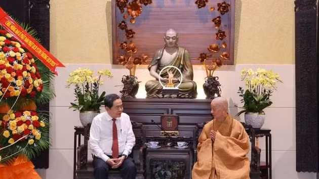 Le président de l’Assemblée nationale vietnamienne, Tran Thanh Man et le Vénérable Thich Tri Quang, patriarche suprême du Conseil de patronage de la Sangha bouddhiste du Vietnam. Photo : VNA 
