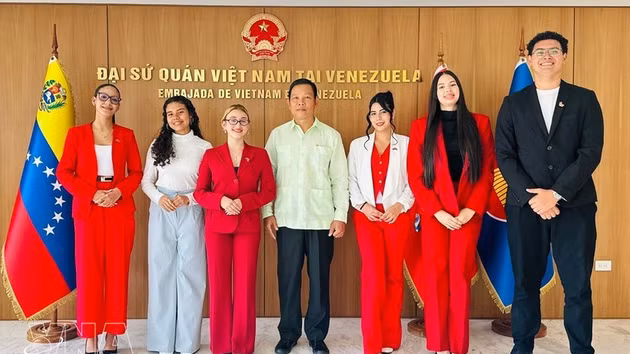 L'ambassadeur Vu Trung My pose pour une photo commémorative avec des représentants des étudiants vénézuéliens. (Photo : VNA) 