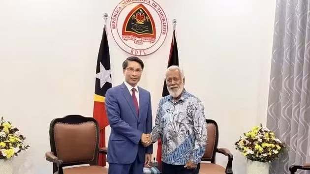 Le chargé d’affaires du Vietnam au Timor-Leste, Pham Binh Dam, rend une visite de courtoisie au Premier ministre timorais Xanana Gusmão. (Photo fournie par l’ambassade du Vietnam au Timor-Leste)