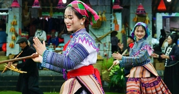 Danse traditionnelle de l'ethnie Hmong lors de la Journée de l’unité nationale au Village culturel et touristique des ethnies du Vietnam. Photo : VNA.