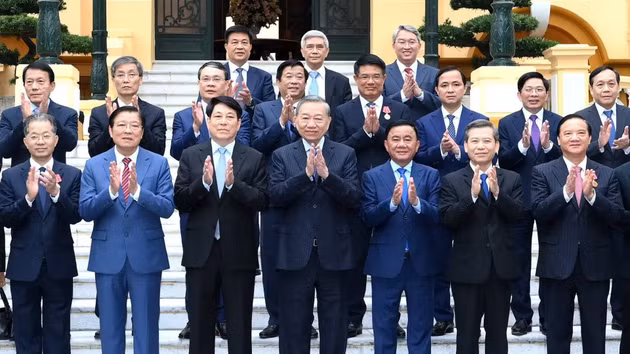 Le secrétaire général du Parti et président To Lam, ainsi que des dirigeants et anciens dirigeants du Parti et de l’État, participent à la conférence. (Photo : ĐĂNG KHOA)