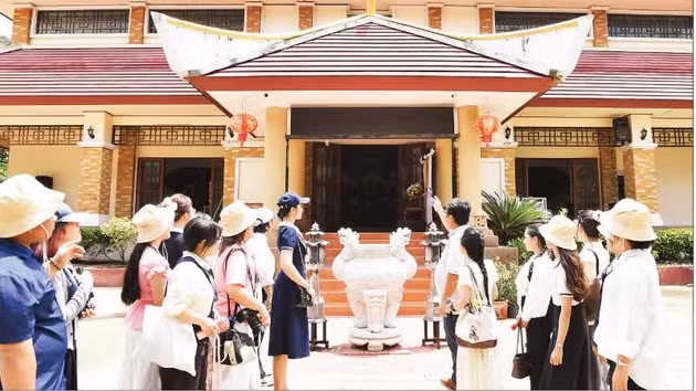 Des étudiants de l’Université pédagogique de l’Université de Da Nang devant la maison de l’Oncle Hô. Photo : nhandan.vn